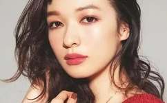 美女脱了内裤打开腿让男人玩